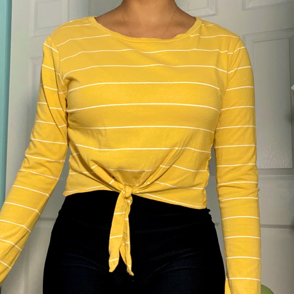 Front tied yellow top💛